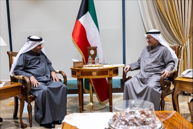 Kuwait Deputy FM Discusses Ties With Omani, Qatari Envoys