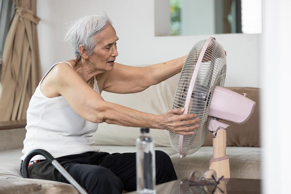 5 Reasons To Check On Your Elderly Neighbour During A Heatwave