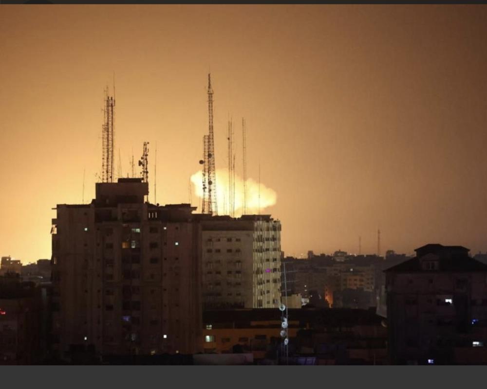 المقاومة قصفت برشقات صاروخية والاحتلال يشن غارات جوية على قطاع غزة
