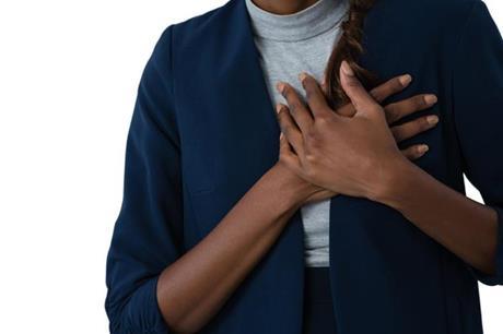 5 أعراض شائعة عند النساء تحذر من الإصابة بالنوبة القلبية