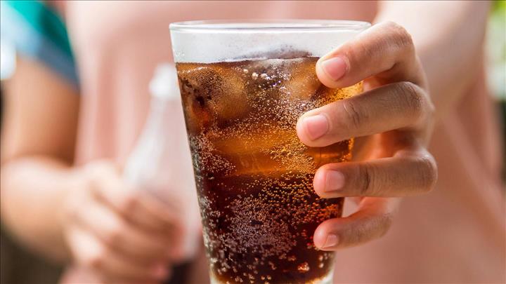 3 أغذية تشكل خطورة عند تناولها مع المشروبات الغازية' 