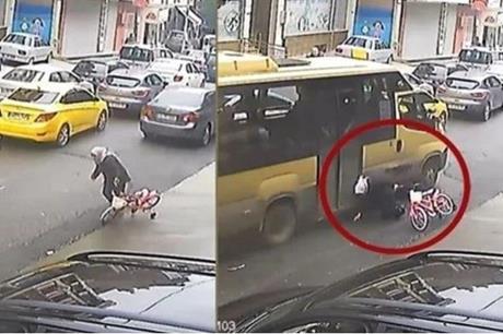 سيدة تنجو بأعجوبة من الموت تحت عجلات حافلة في تركيا - فيديو