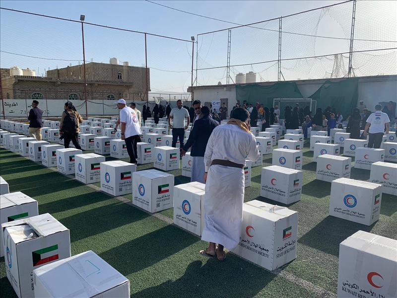 KRCS Distributes Clothes To 400 Displaced Families In Yemen
