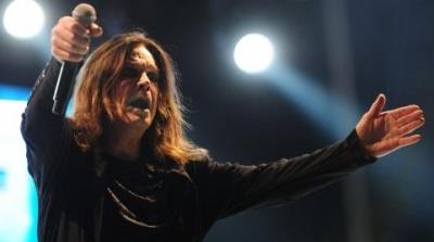  Ozzy Osbourne Flashes Peace Sign In New Pic After Hanging His Boots 