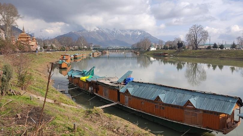 Kashmir Valley Witnesses Warm Sunny Day