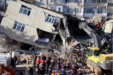 تركيا: ارتفاع حصيلة ضحايا الزلزال إلى 284 وفاة و2323 إصابة