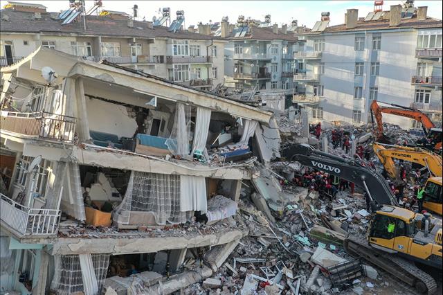 لماذا تعتبر تركيا بؤرة نشطة للزلازل' 
