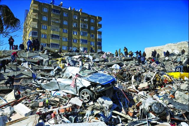 زلزال تركيا - سوريا.. فرق الإنقاذ في سباق مع الموت' 