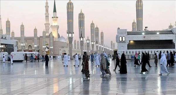 سيدتان تدخلان ساحة المسجد النبوي بلباس غير مناسب وإدارة المسجد توضح' 
