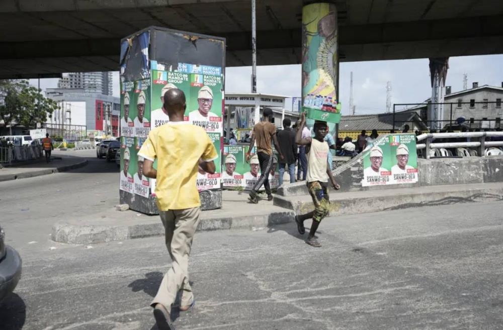 نيجيريا تنتخب حكاما بعد نزاع انتخابي