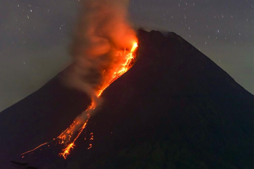 Indonesia's Merapi Volcano Erupts, Spews Hot Lava