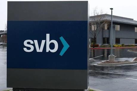 بنوك أميركية تطالب الحكومة بحماية كل ودائعها لتفادي عدوى SVB