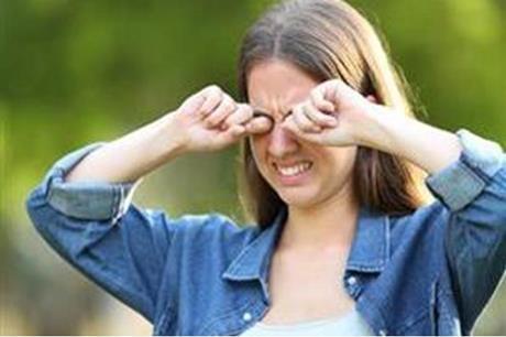 مرض قد يصيب عينيك في الربيع .. 8 أعراض تكشف عنه