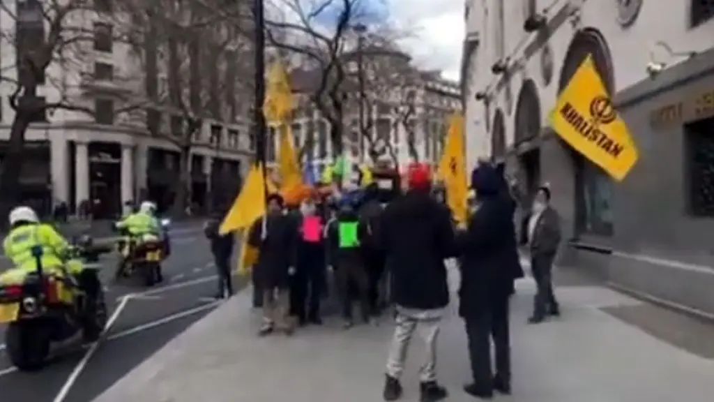 Khalistani Protesters Pull Down Indian Flag In London | MENAFN.COM