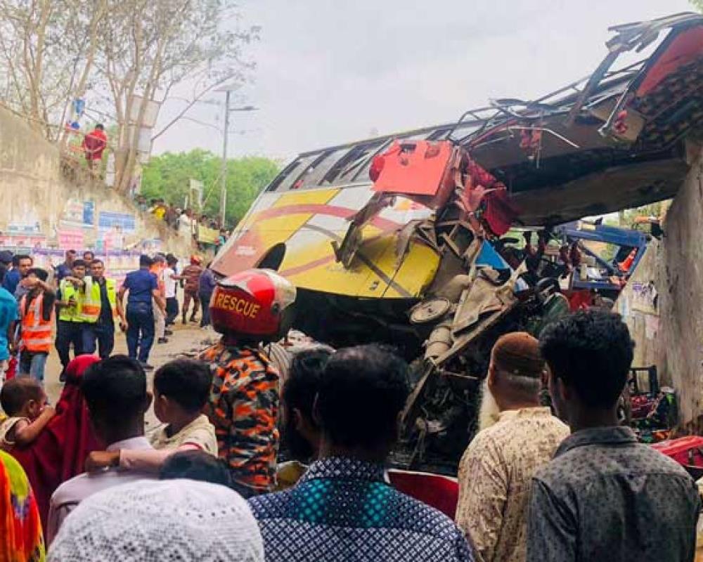 صور- مصرع 19 شخصاً في حادث تحطم حافلة في بنغلادش