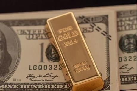 الذهب يتجاوز 2000 دولار للأونصة للمرة الأولى منذ عام