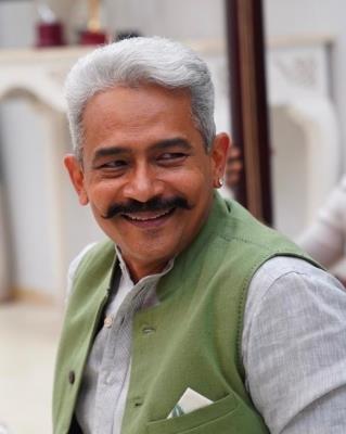  Atul Kulkarni On How Four Generations Manage Differences Under One Roof 