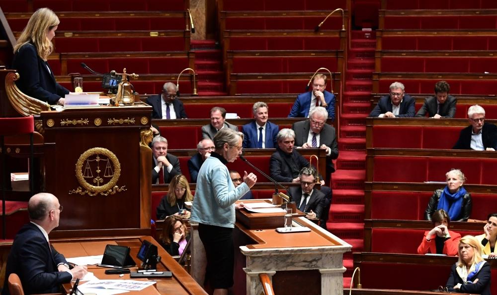 French Government Survives 1St No-Confidence Vote