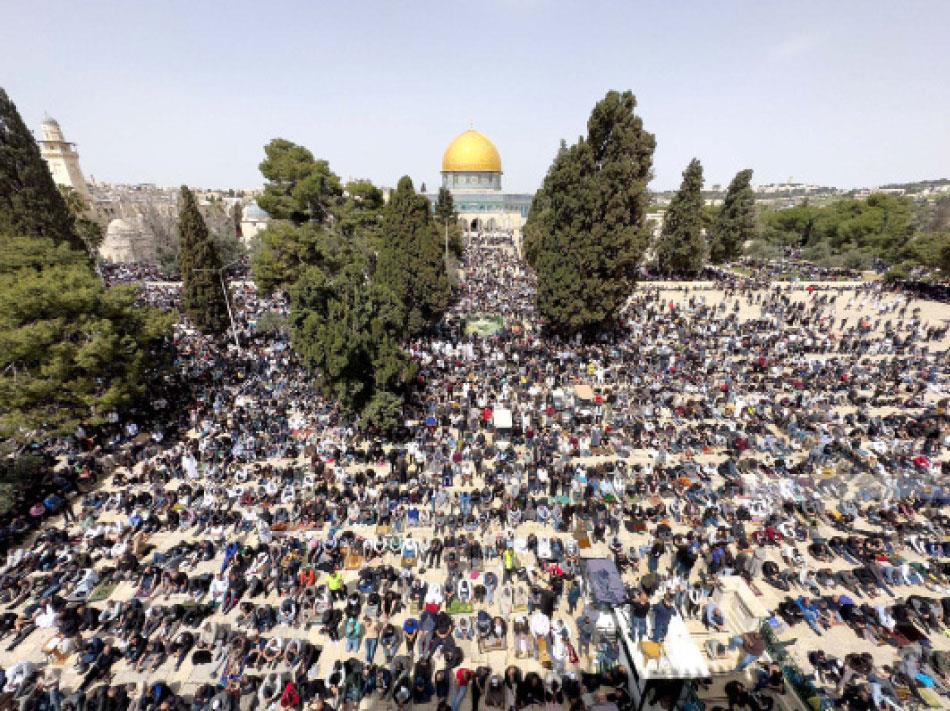 تقييدات الاحتلال لم تمنع مائة ألف فلسطيني من أداء الصلاة بـ”الأقصى”