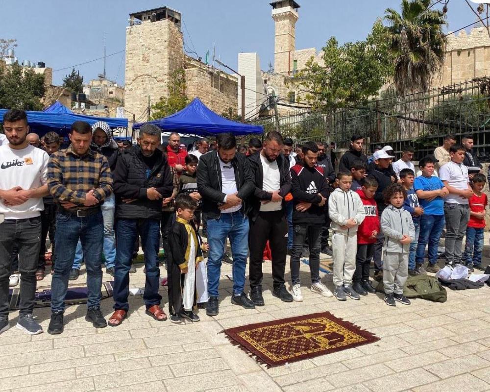 رغم عراقيل الاحتلال الآلاف يؤدون صلاة الجمعة الأولى من رمضان بالمسجد الإبراهيمي