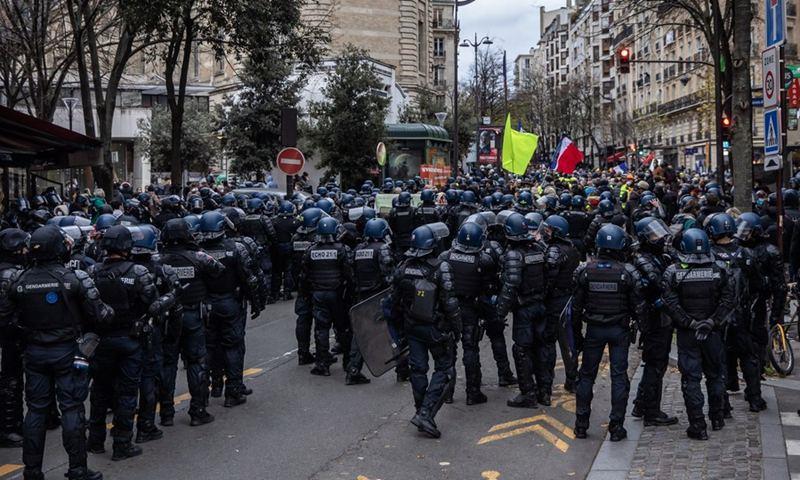 French Police Refused To Disperse Protesters And Left Rally (VIDEO)