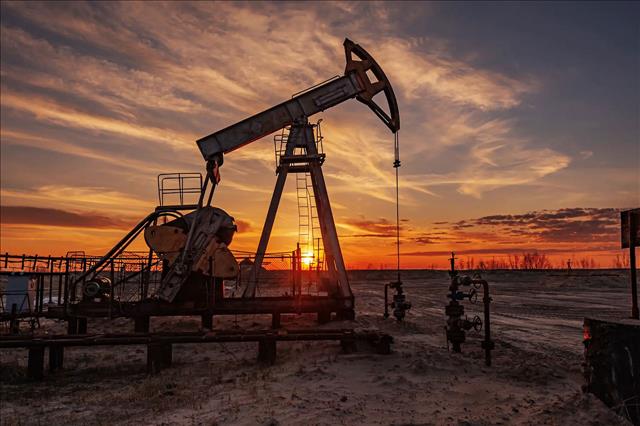 النفط يتحرك في نطاق ضيق وسط مخاوف المعروض وأزمة المصارف الأمريكية