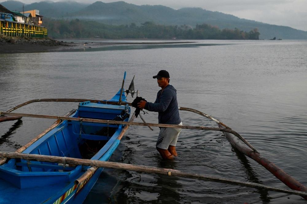 Philippine Fishermen Struggle As Oil Spill Keeps Them Ashore