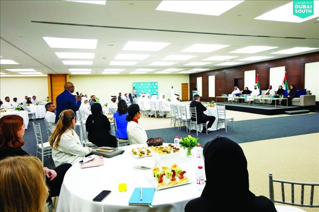 شركات دبي الجنوب تطلع على برنامج مجلس تنمية الموارد البشرية لتعزيز الشراكات