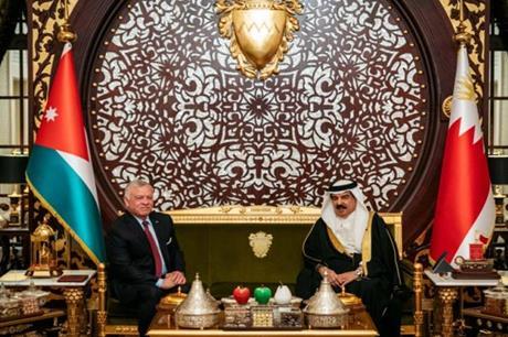 الملك والعاهل البحريني يؤكدان على عمق العلاقات الأخوية والتاريخية