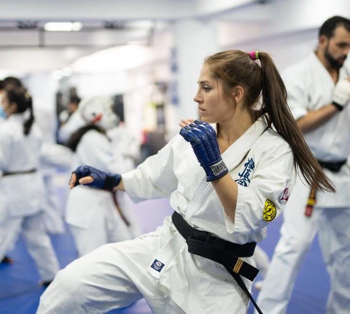 Costa Rica tiene mujeres de valor: abogadas y karatecas»…