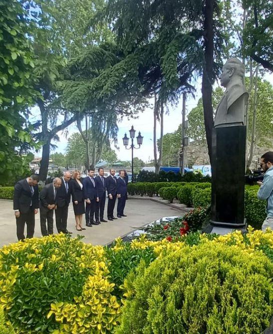 Azerbaijani Official Visits National Leader's Monument In Tbilisi