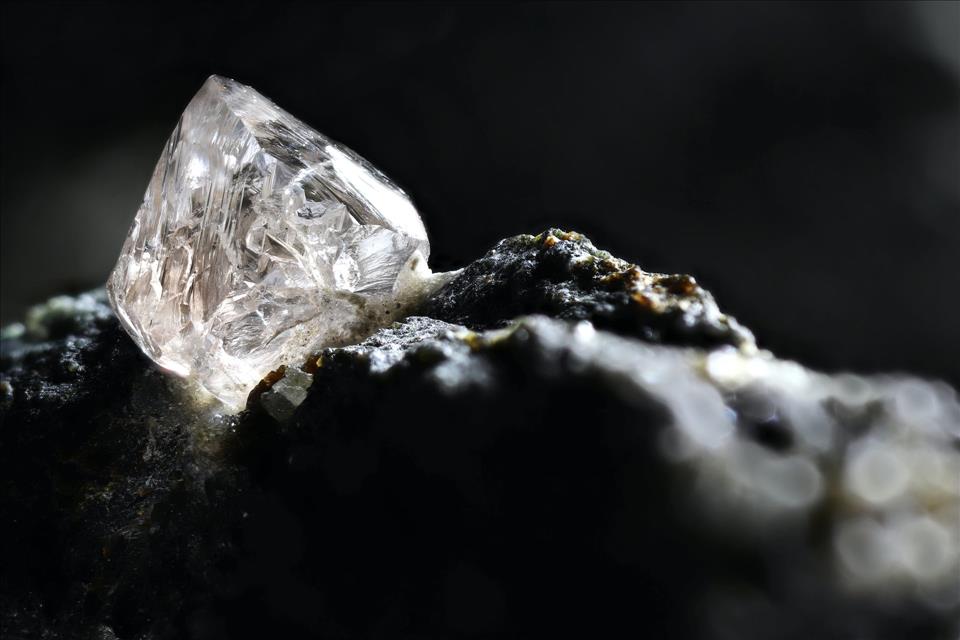 I supercomputer hanno rivelato giganteschi “pennacchi di calore” che stanno convogliando diamanti verso l’alto dalle profondità della Terra