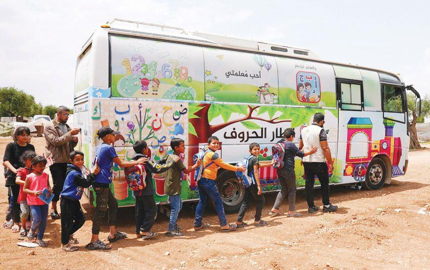 حافلات متنقلة لتعليم أطفال دمّر الزلزال مدارسهم في شمال غرب سوريا