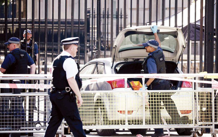 سيارة تصدم بوابات مقر رئيس الوزراء البريطاني