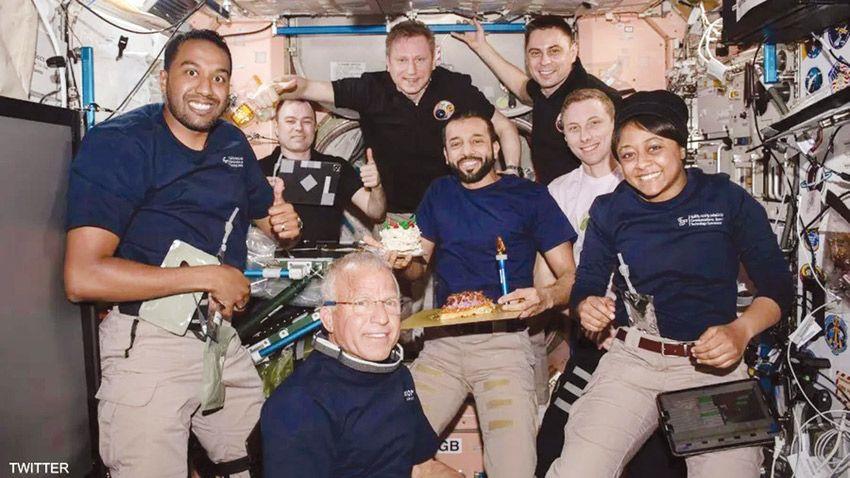 رائد الفضاء الإماراتي سلطان النيادي يحتفل بعيد ميلاده في الفضاء
