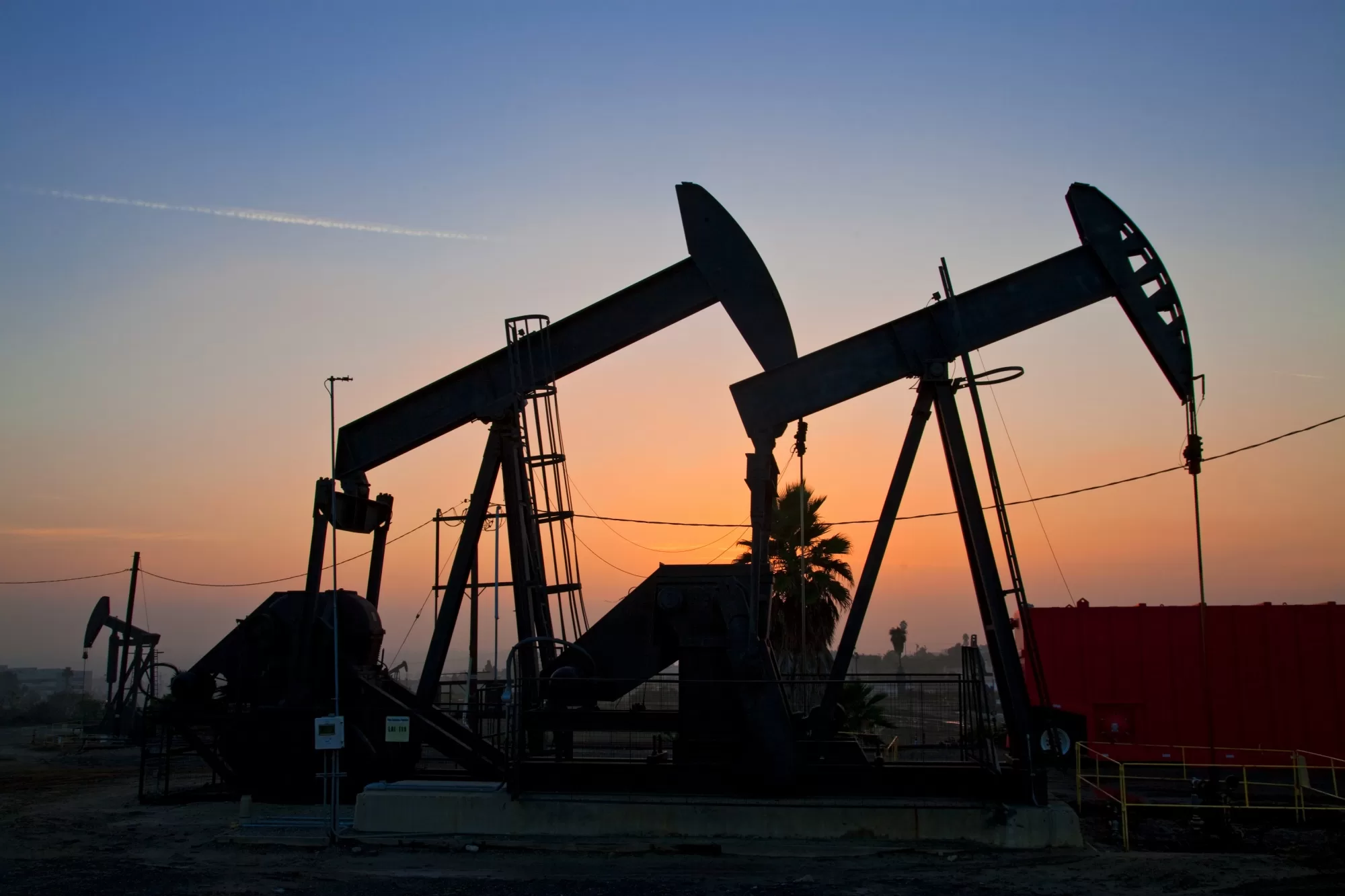 النفط يتخلى عن مكاسب اليوم ويهبط 3% عند التسوية