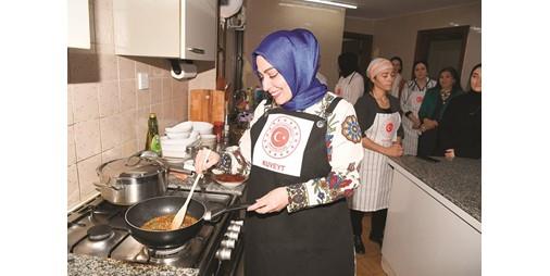 بالفيديو.. السفيرة التركية: ديبلوماسية الطعام آلية مهمة للتقريب بين الشعوب