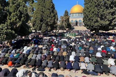 45 ألفا يؤدون صلاة الجمعة في المسجد الأقصى