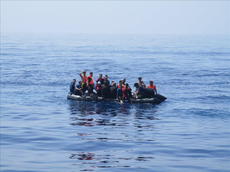وفاة 3 وفقدان آخرين في غرق قارب مهاجرين قرب اليونان