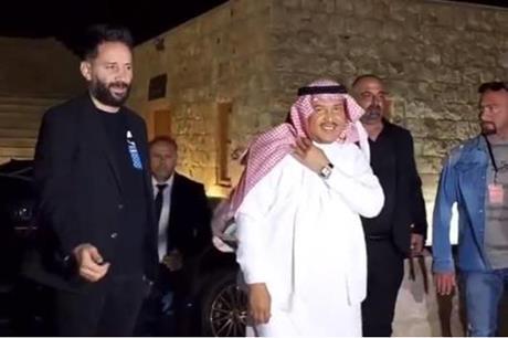 شاهد كيف رافق الجمهور الأردني الفنان محمد عبده بعد انتهاء حفله في البترا -فيديو