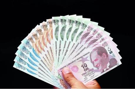 قبيل جولة الانتخاب الثانية.. انخفاض قياسي لقيمة العملة التركية