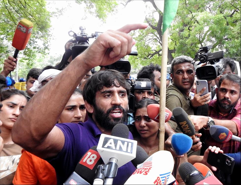  Wrestling Mess: Bajrang Punia Alleges 'IT Cell' Spreading Morphed Photos Of Detained Wrestlers 