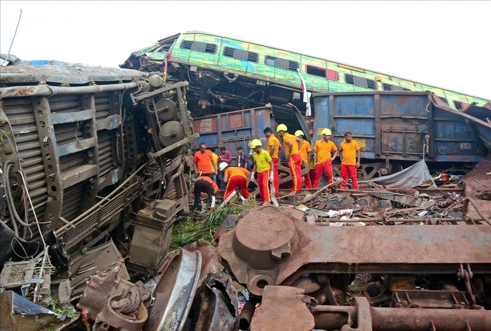  Odisha Tragedy: Coromandel Express Derailed, Rammed Into Goods Train, Dashed With Howrah SF Express 