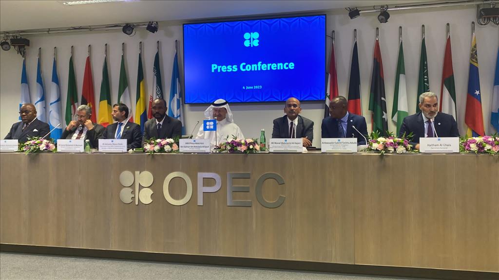 Kuwait Extends Oil Production Cut By 128,000 Bpd Until End Of '24