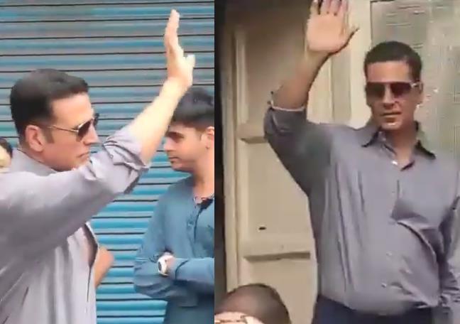  Akshay Kumar Greeted With Loud Cheers In Delhi's Jama Masjid Area 