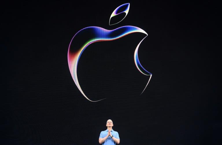 Apple, defying the times, stays quiet on AI