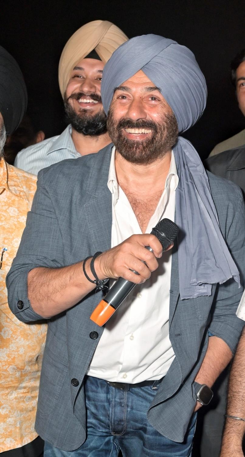 Sunny Deol Meets His 'Loving Fans' In National Capital To Promote 'Gadar 2' 