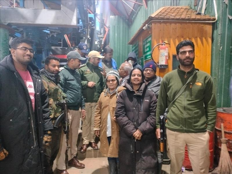  J&K Police Rescue 250 Tourists Stuck In Kashmir's Affarwat 