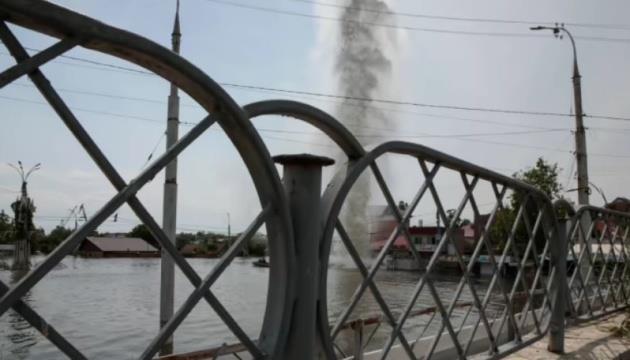 Three Wounded As Russians Yet Again Shell Flooded Kherson Amid Ongoing Evacuation
