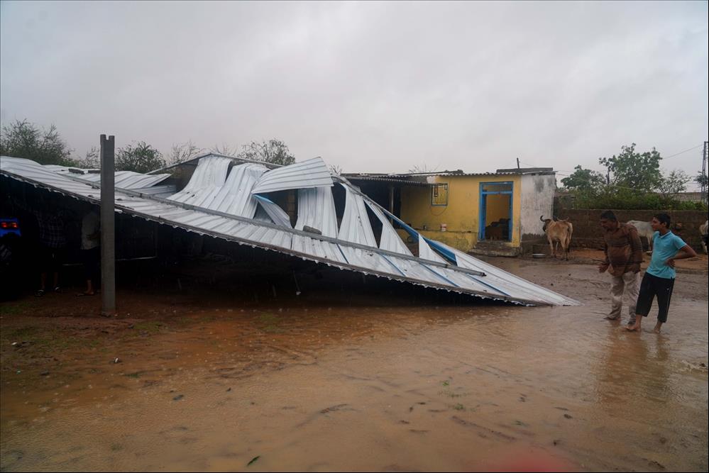 Deadly Winds Rock Surat; 1 Killed, 1 Injured - Vimarsana News